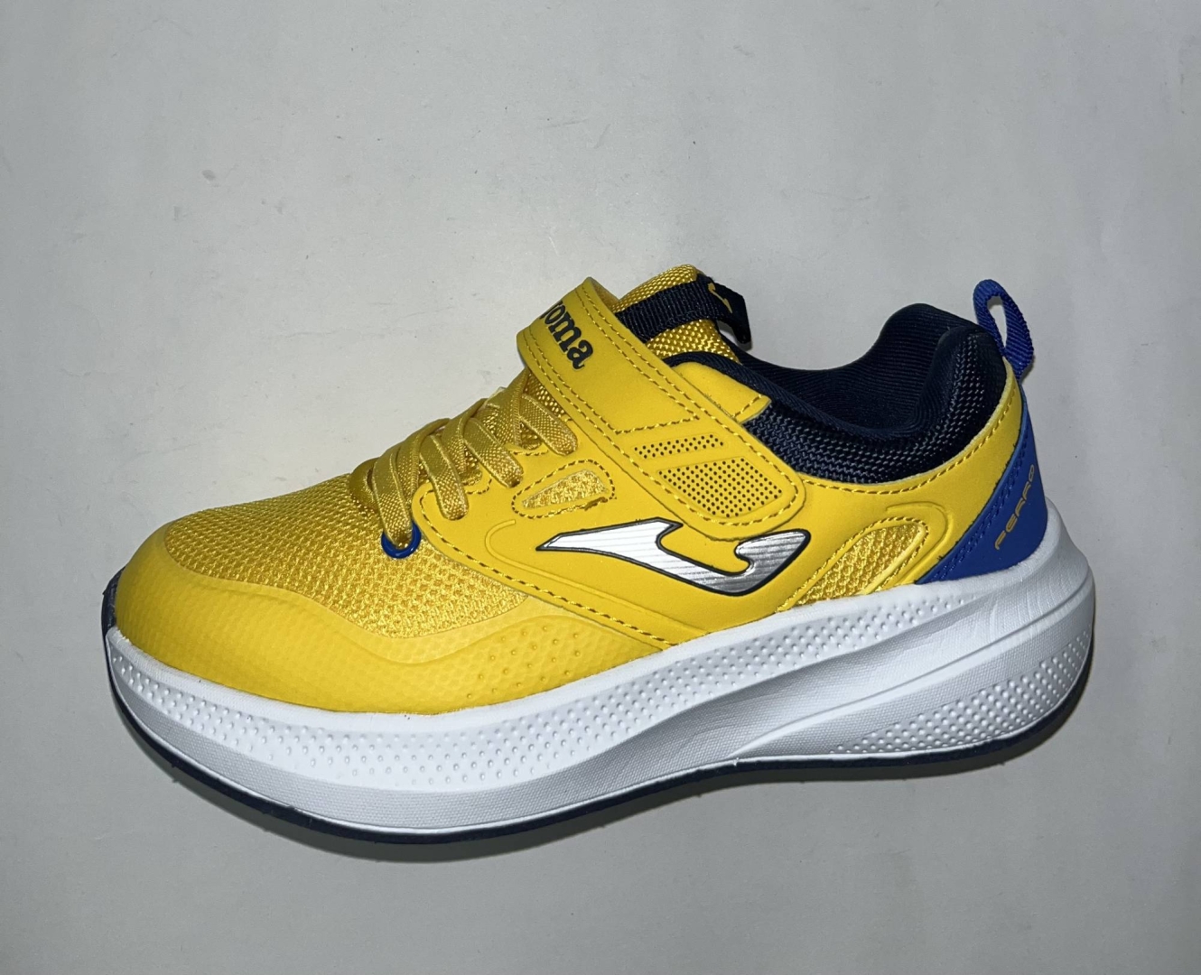 Zapatillas JOMA para niñ@s modelo FERRO en amarillo. D-112
