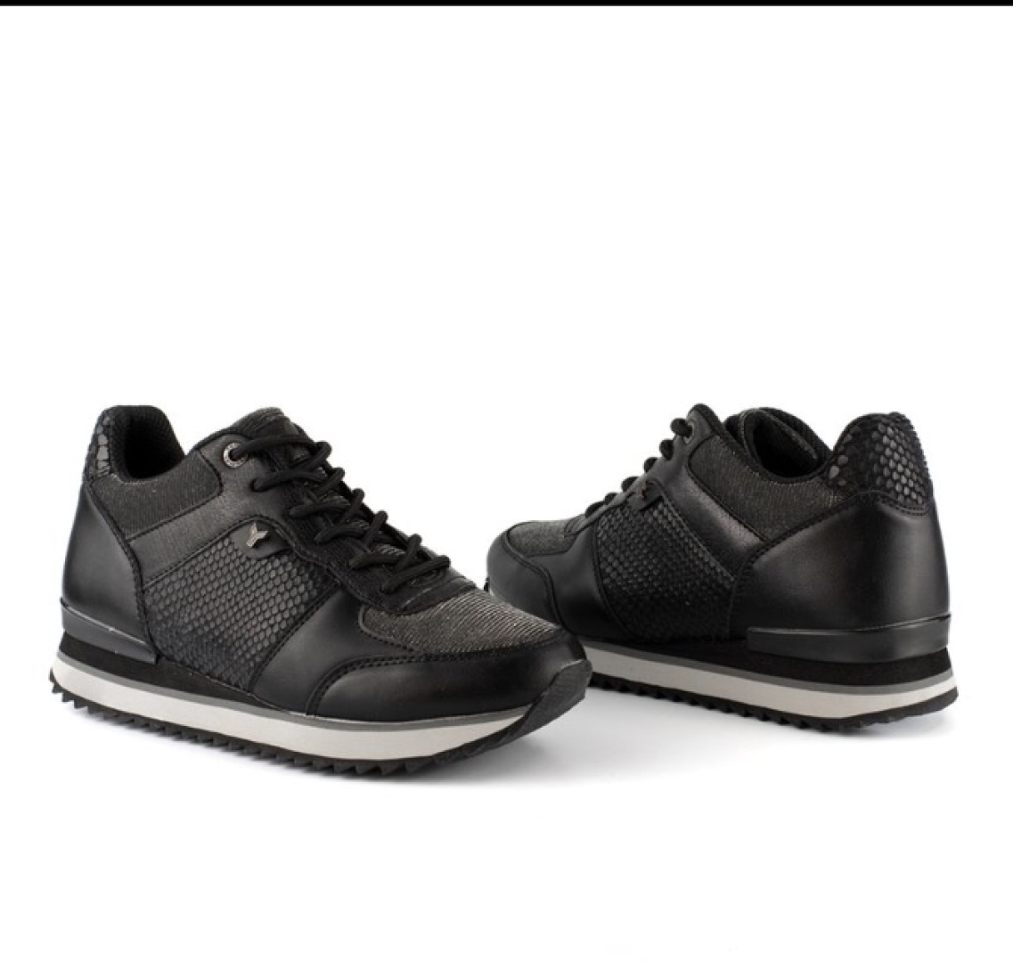 Sneaker de Yumas en color negro. D-233