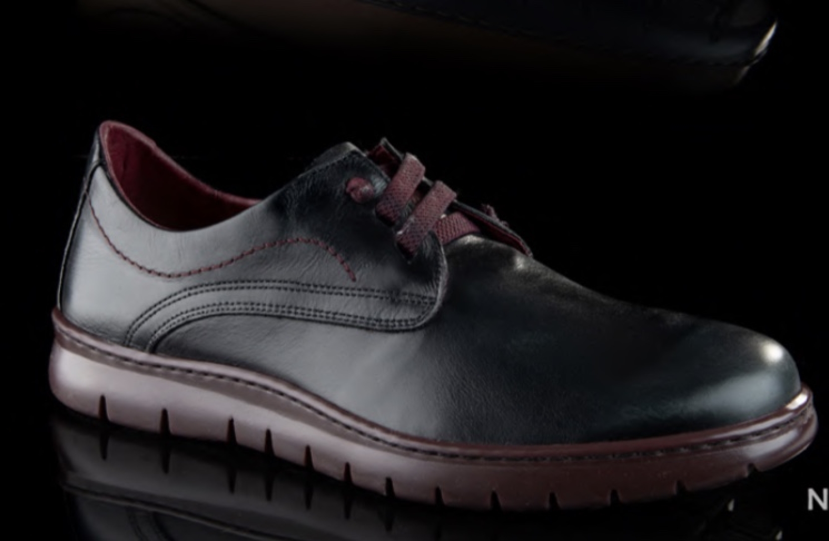 Zapato de piel casual en negro para hombre de ERASESHOES. H-216