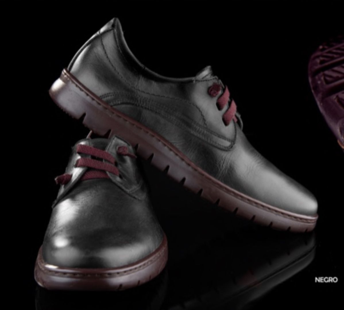 Zapato de piel casual en negro para hombre de ERASESHOES. H-216