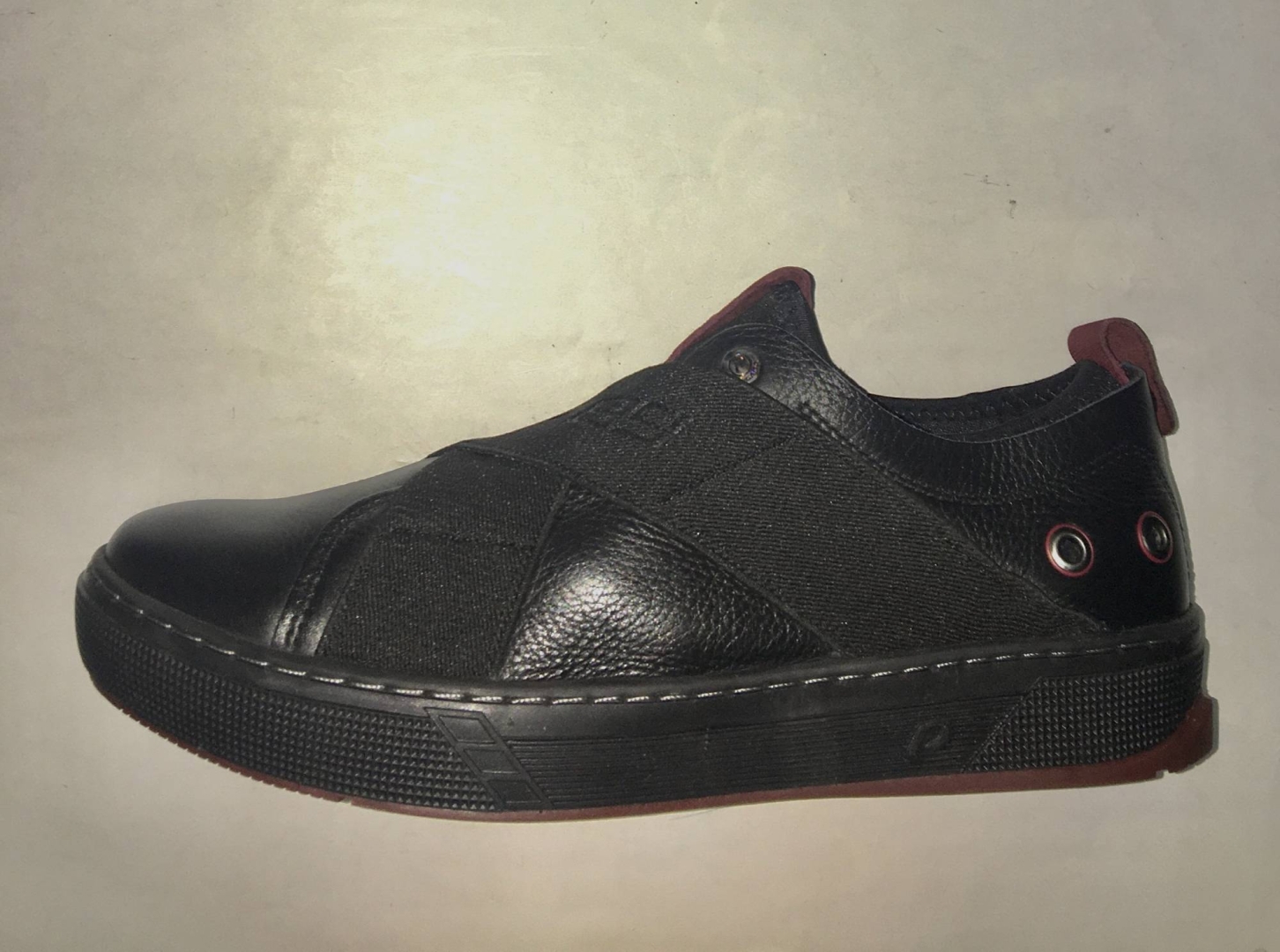 Zapato casual para hombre en piel de color negro de PEGADA. H-283