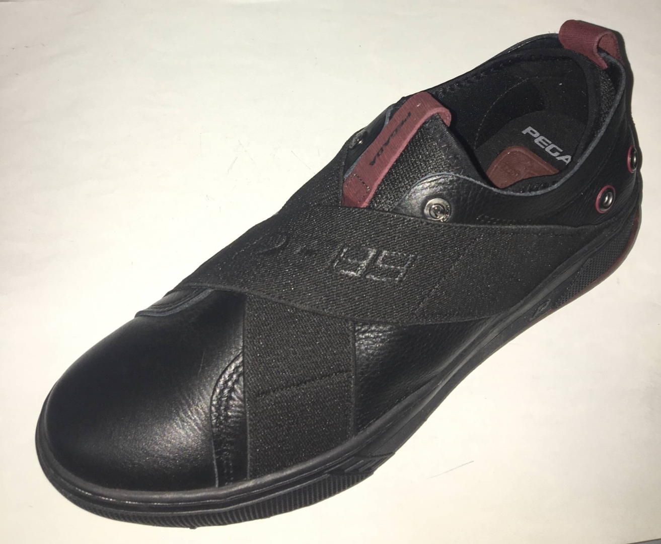 Zapato casual para hombre en piel de color negro de PEGADA. H-283