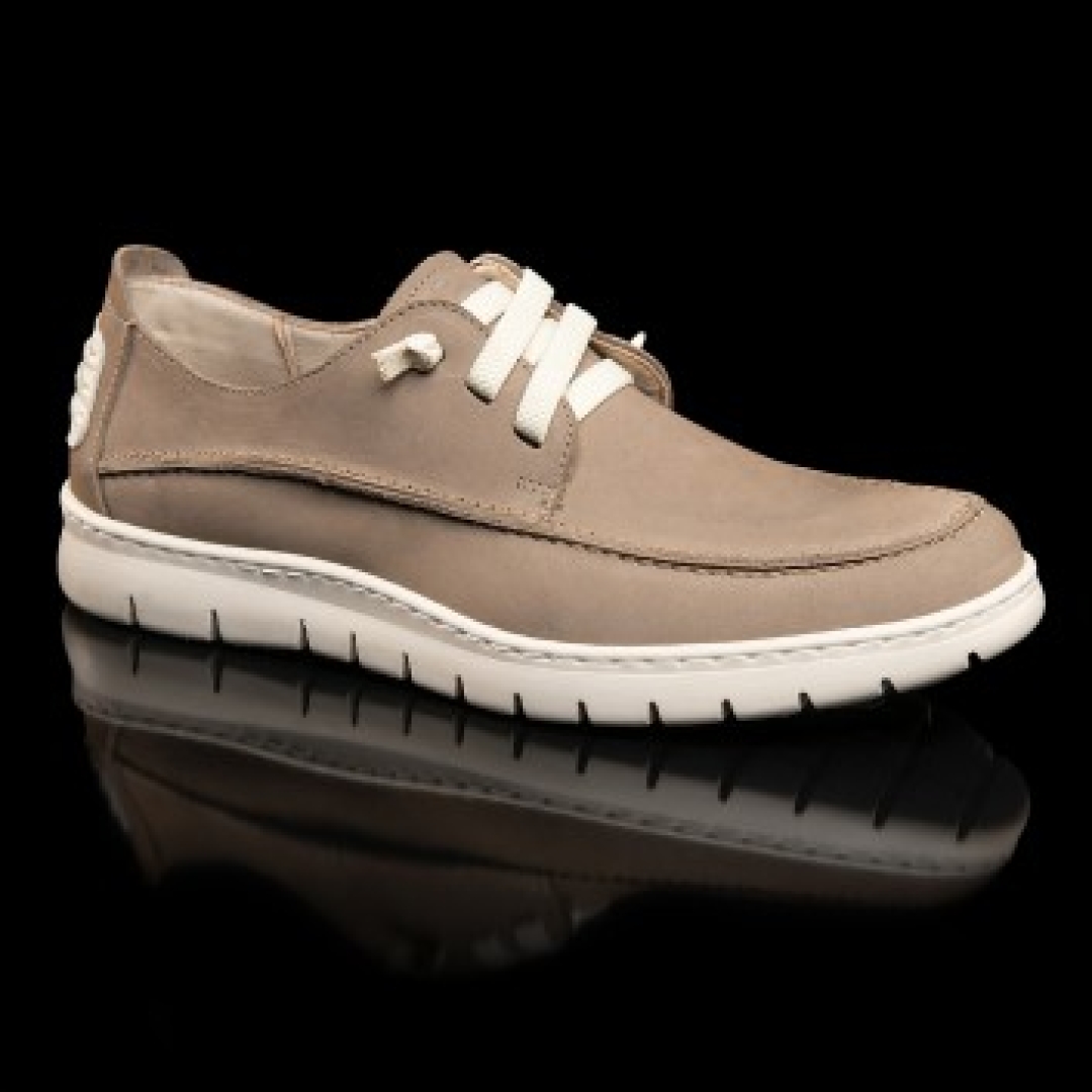 Zapato casual en piel para hombre en color taupe de ERASESHOES. H-321