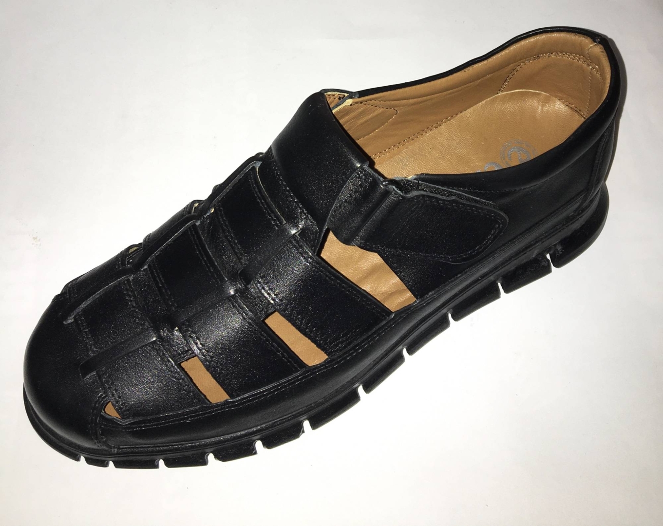 Sandalia de piel cerrada para hombre en negro de ERASESHOES. H-327