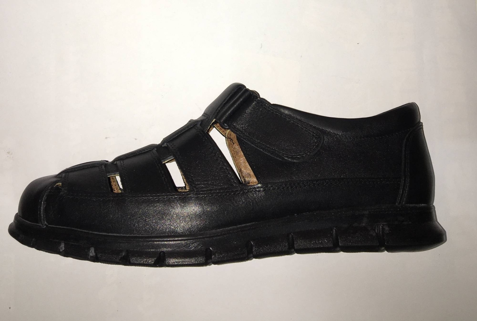 Sandalia de piel cerrada para hombre en negro de ERASESHOES. H-327