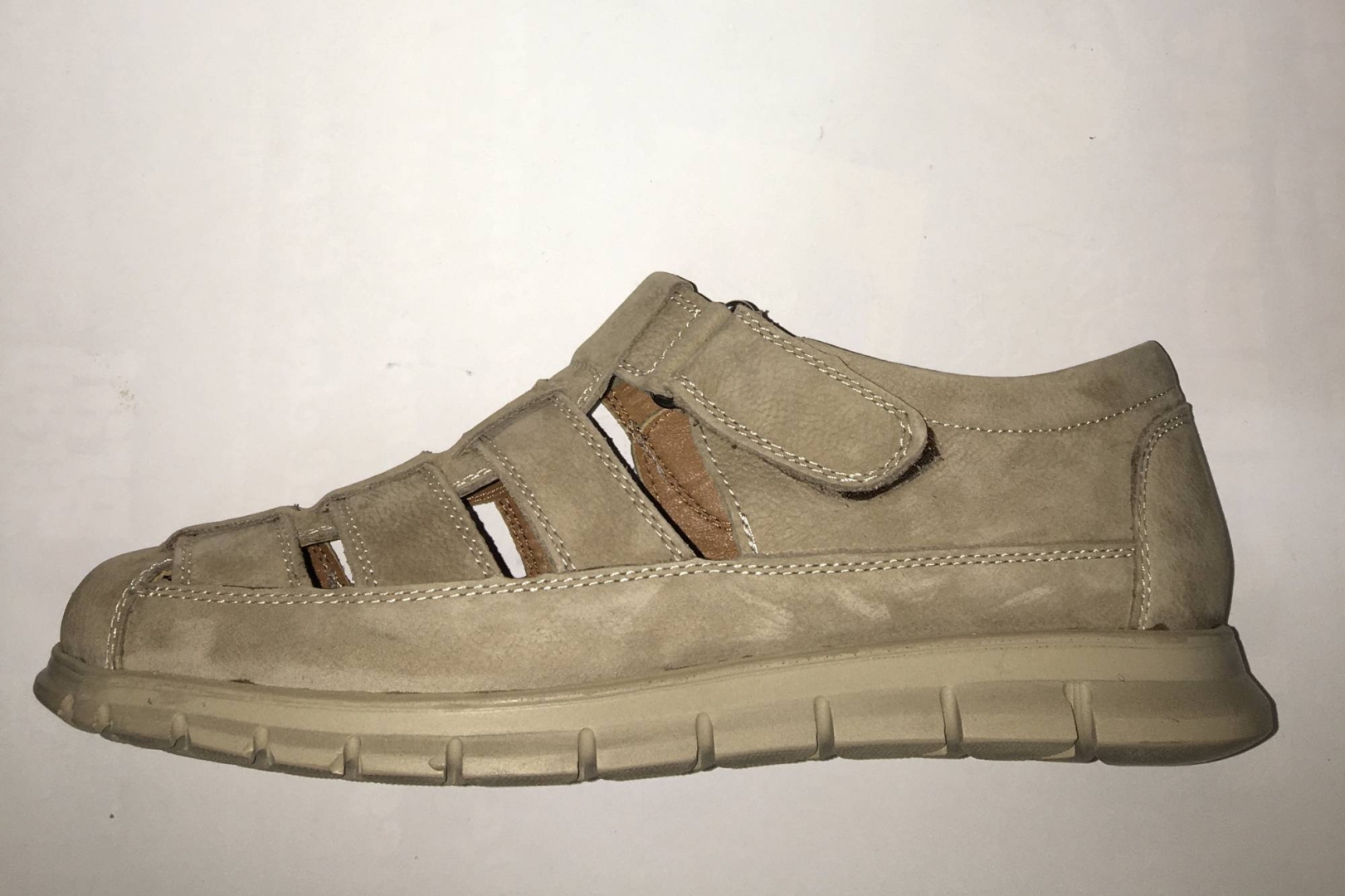 Sandalia en piel nobuck en beige para hombre de ERASESHOES. H-371