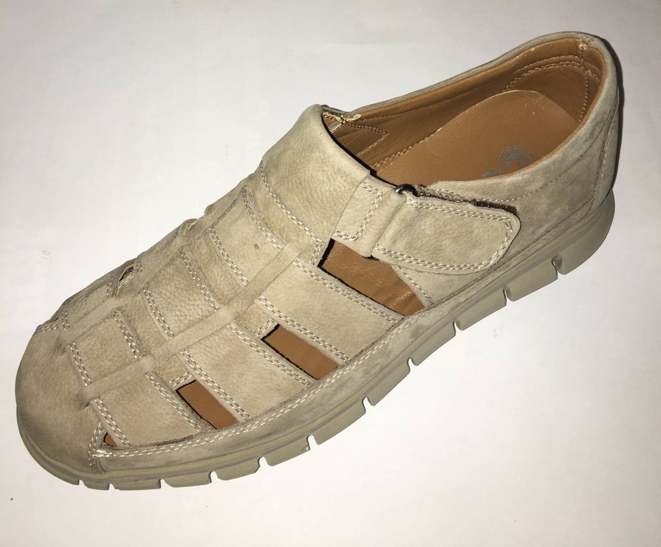 Sandalia en piel nobuck en beige para hombre de ERASESHOES. H-371