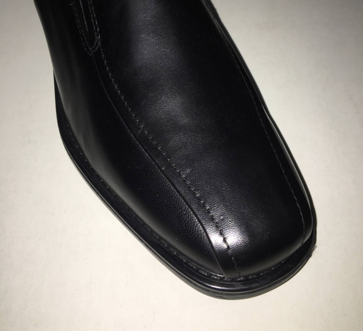Zapato de hombre fabricado por BARHUBER en color negro, de piel. H-99