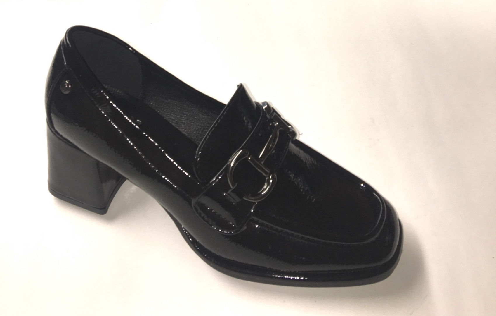 Zapato mocasín en charol negro para mujer de CALZAPIES. M-221