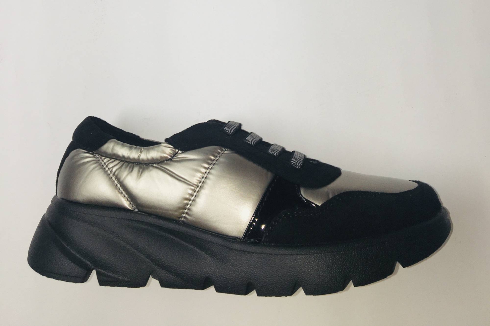 Zapato deportivo casual para mujer en textil negro y champán de CALZAPIES 1423007. M-201