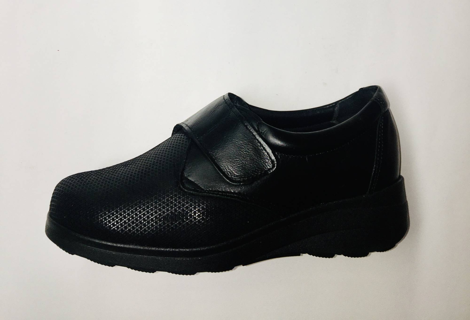 Zapato para pies delicados en piel negra de CESAR. M-206