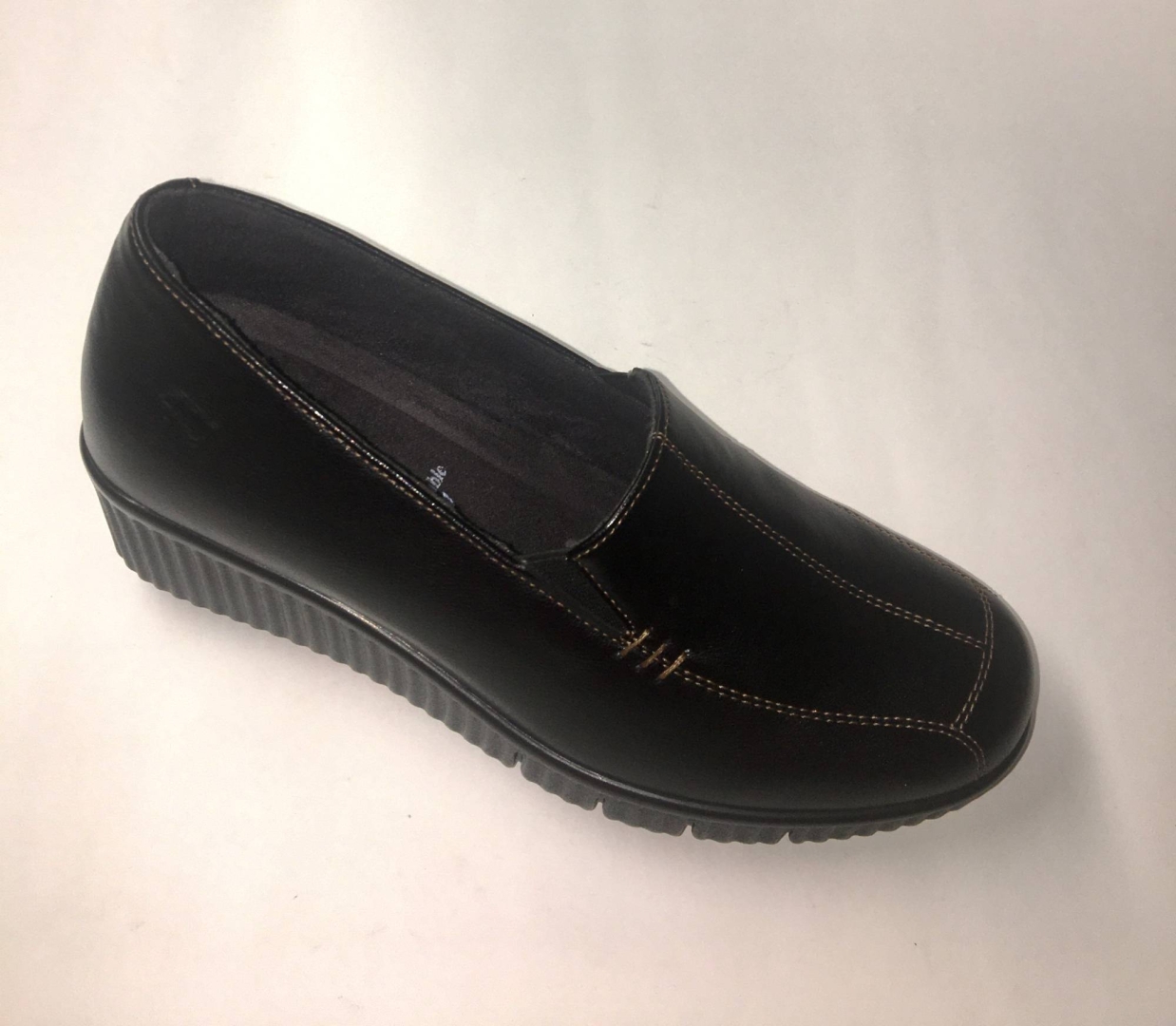 Zapato mocasín en piel negro para mujer de CALZAPIES 214. M-219