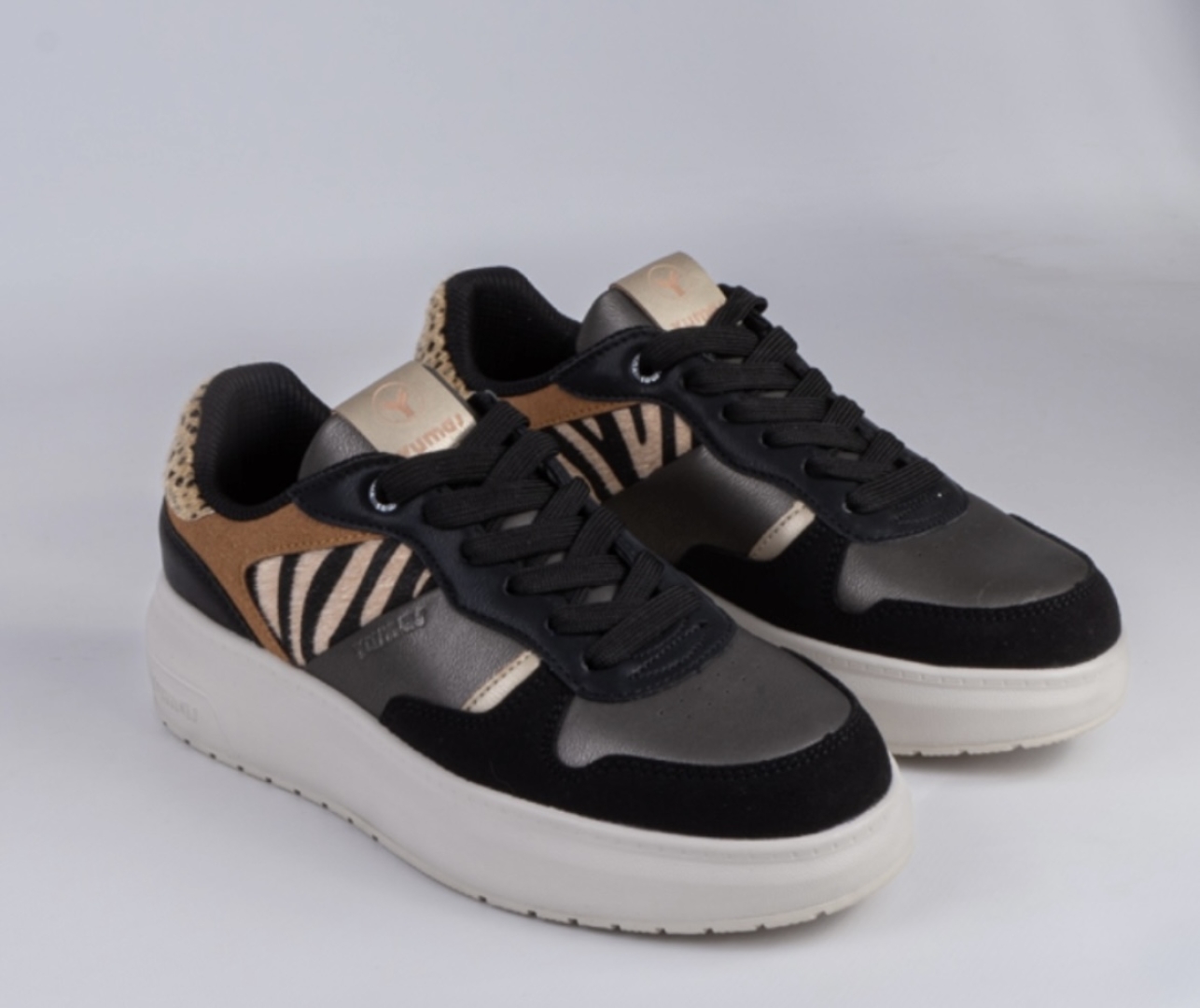 Deportivos casual en plomo y negro para mujer Spice de YUMAS. D-166