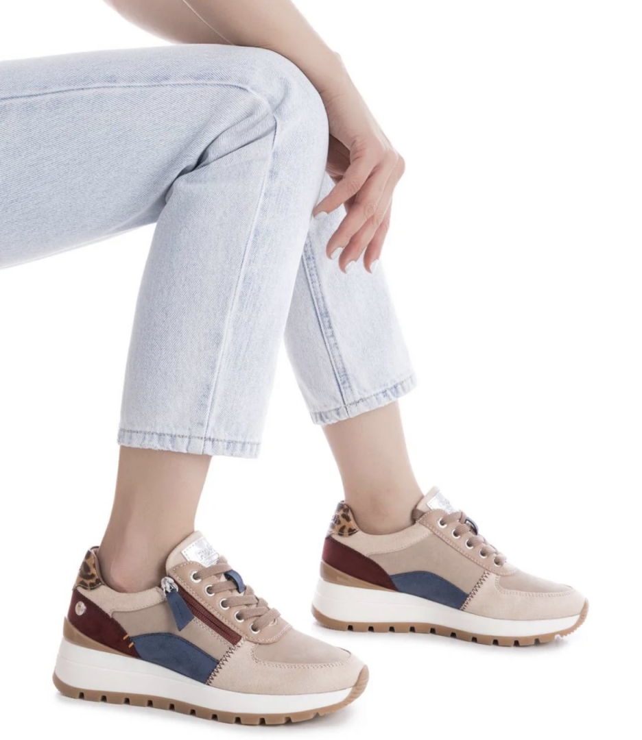 Zapato casual para mujer con cuña baja nude y granate 173243 de REFRESHOES. M-684