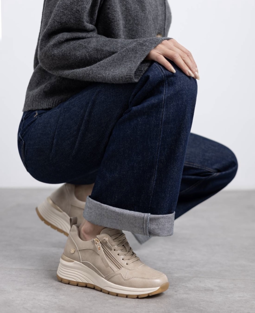 Zapato casual con cuña para mujer en beige con 172938 de REFRESHOES. M-683