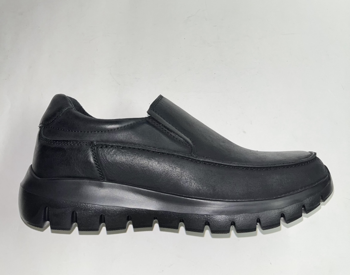 Zapato mocasín en piel negra 7020 de FLEXPIES. H-468
