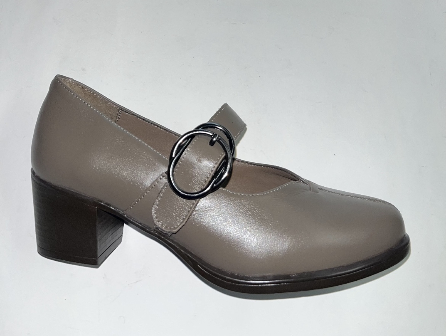 Zapato tipo merceditas con tacón medio en piel taupe. M-713