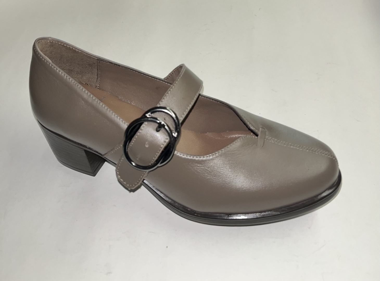 Zapato tipo merceditas con tacón medio en piel taupe. M-713