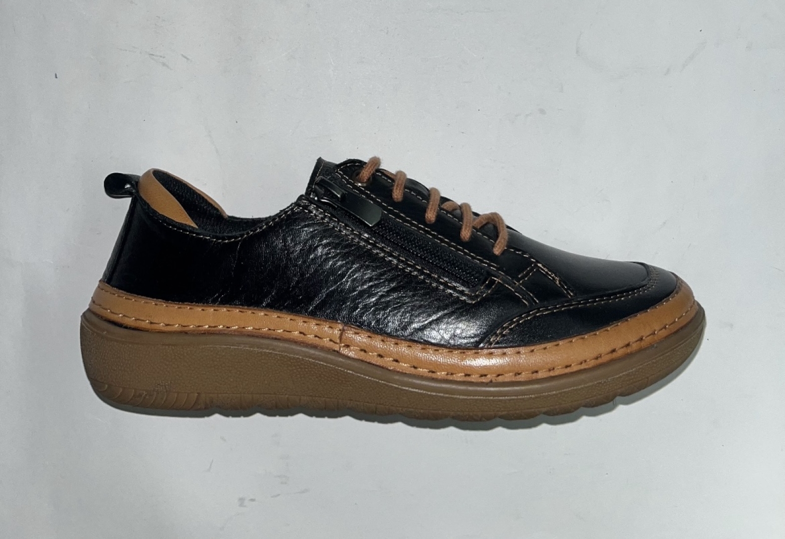 Zapato casual plano de mujer en piel negra Atenea de ERASESHOES. M-735
