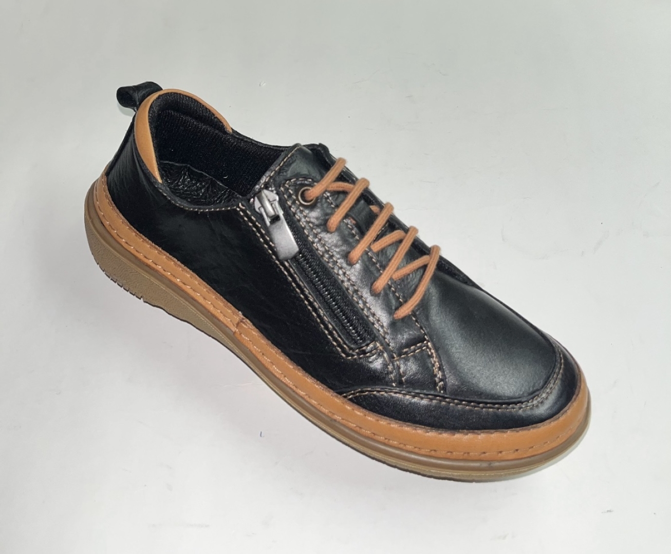 Zapato casual plano de mujer en piel negra Atenea de ERASESHOES. M-735