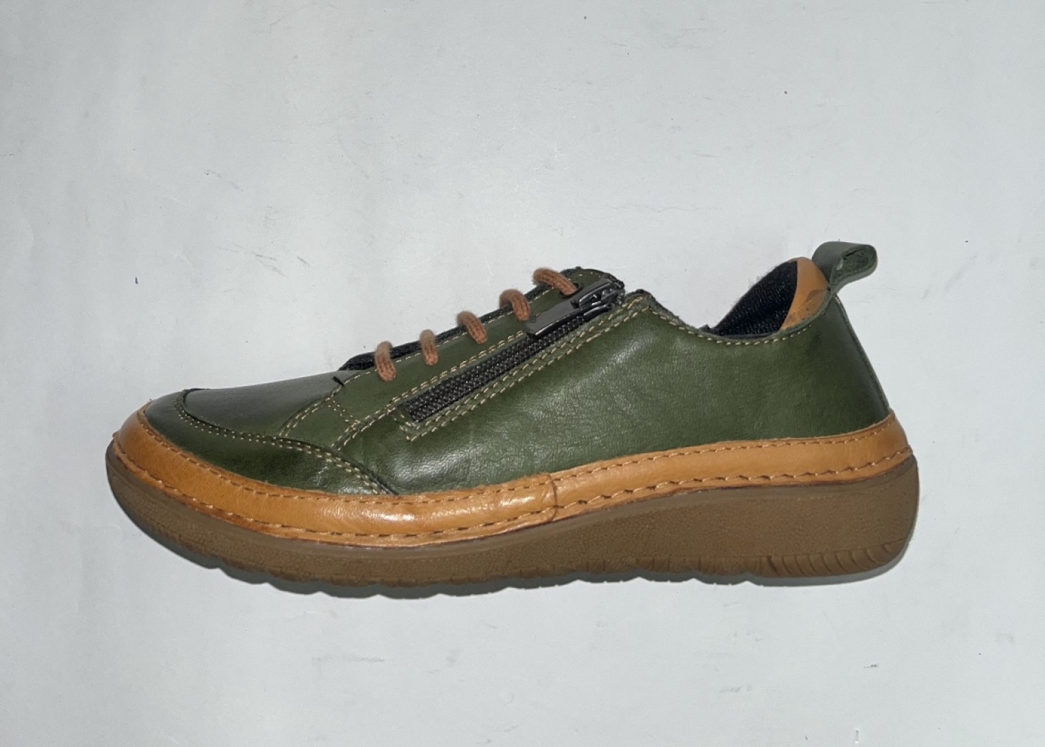 Zapato casual para mujer en piel verde kaki Atenea de ERASESHOES. M-736