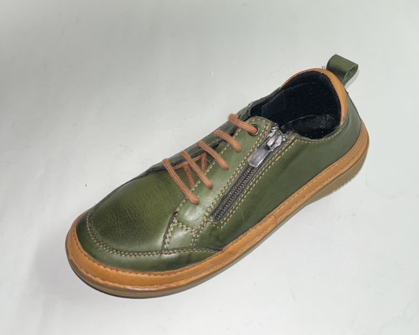 Zapato casual para mujer en piel verde kaki Atenea de ERASESHOES. M-736