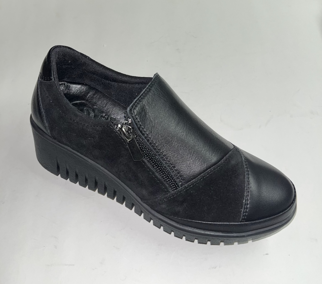 Zapato para mujer en piel negra con cremallera Aurora de ERASESHOES. M-733