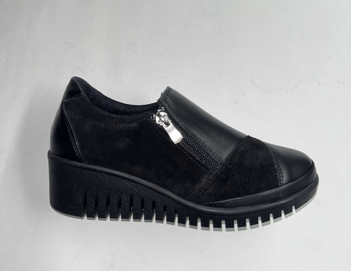 Zapato para mujer en piel negra con cremallera Aurora de ERASESHOES. M-733