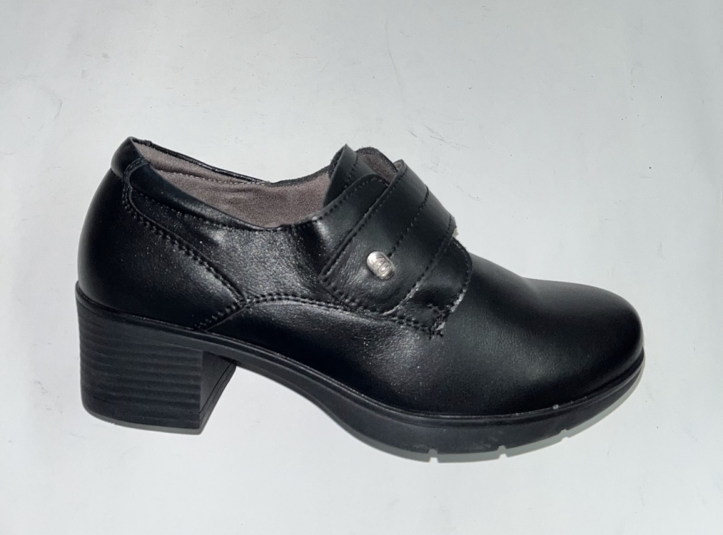 Zapato en piel negra con tacón medio R301 de RELAX 4YOU. M-731