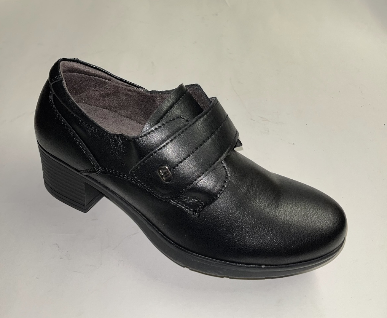 Zapato en piel negra con tacón medio R301 de RELAX 4YOU. M-731