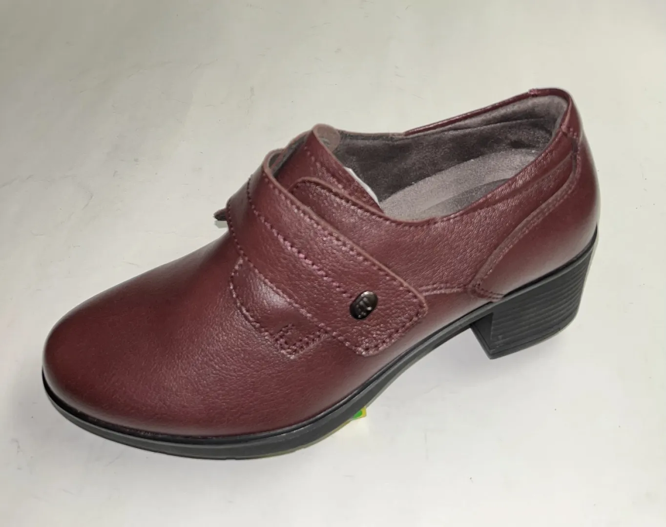 Zapato abotinado para mujer en piel burdeos con belcro R103 de RELAX 4YOU. M-730