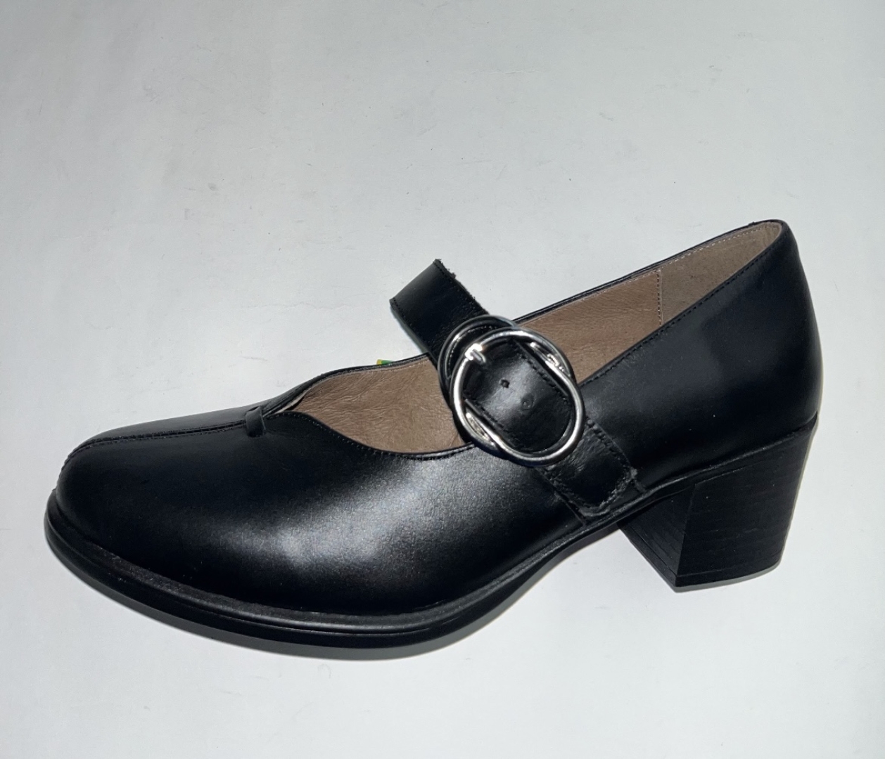 Zapato mercedes con tacón medio en piel negra 9541. M-712