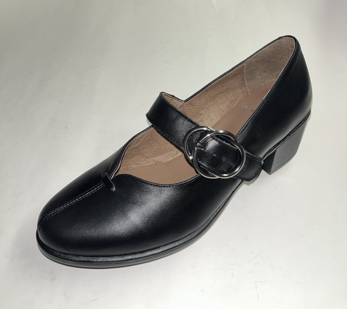 Zapato mercedes con tacón medio en piel negra 9541. M-712