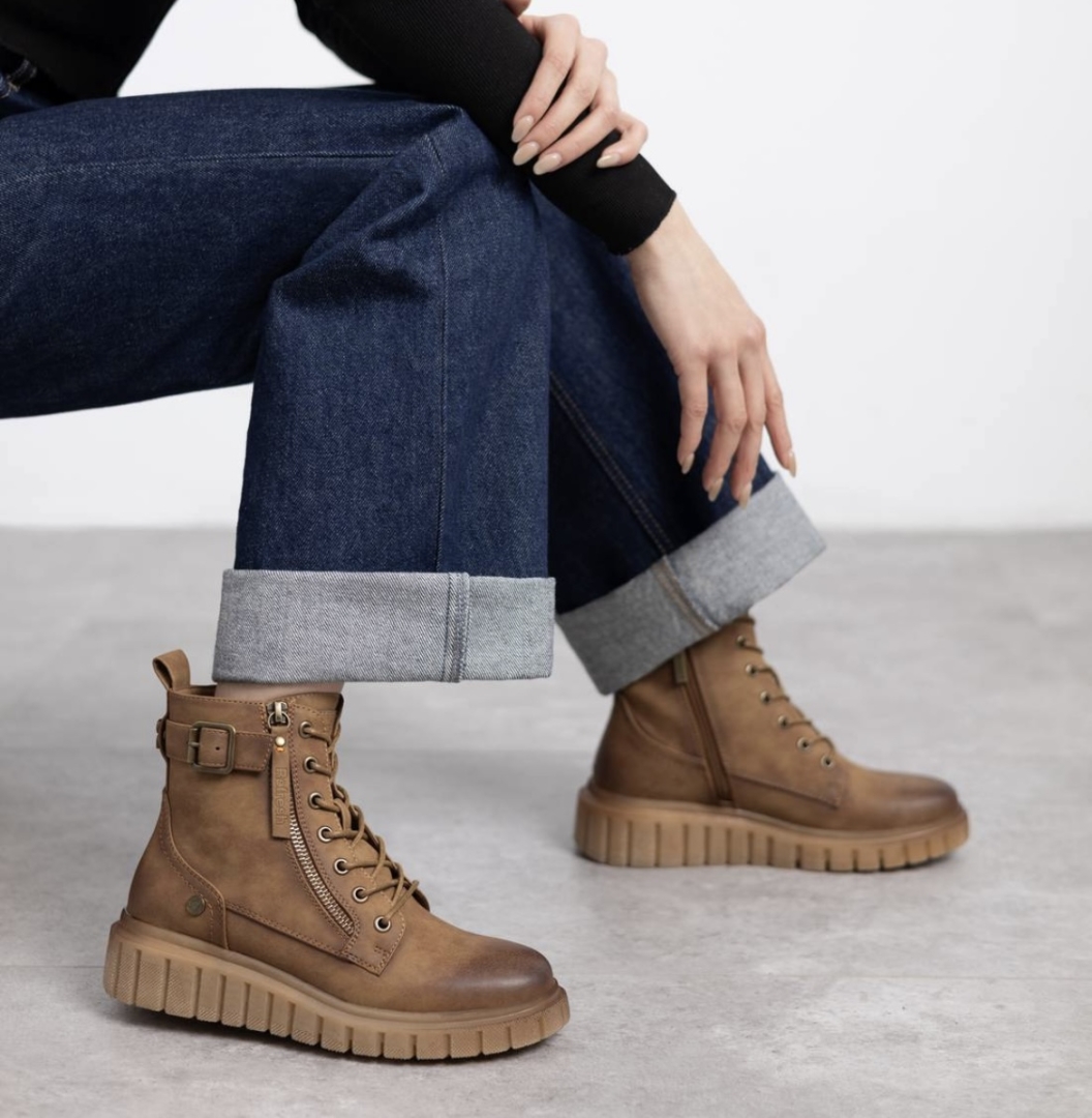 Botín tipo militar para mujer en camel 173210 de REFRESHOES. M-758