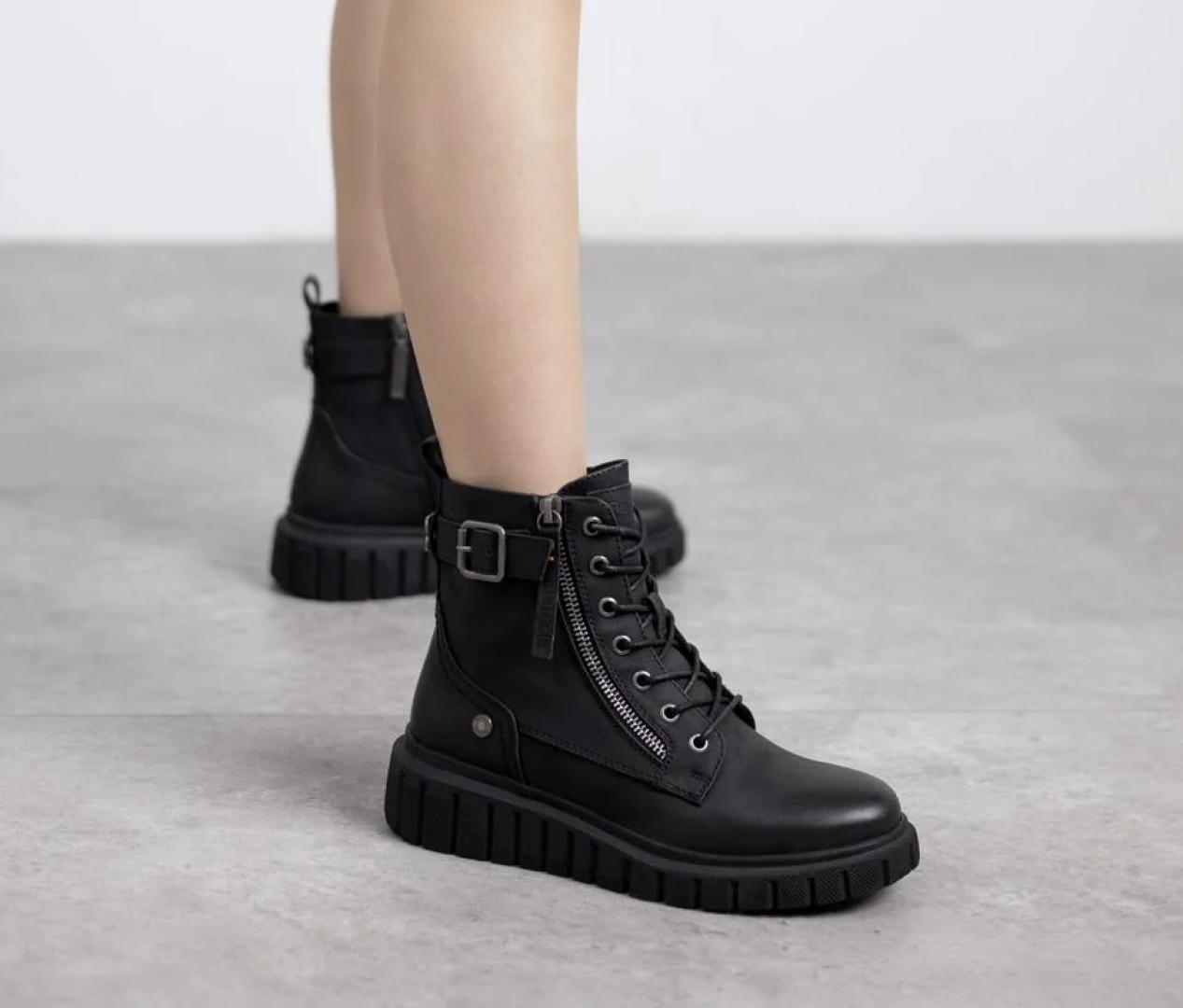 Botas tipo militar para mujer en negro 173210 de REFRESHOES. M-757