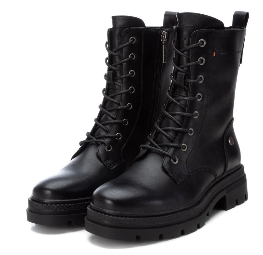 Bota corta tipo militar para mujer en negro 171977 de REFRESHOES. M-755
