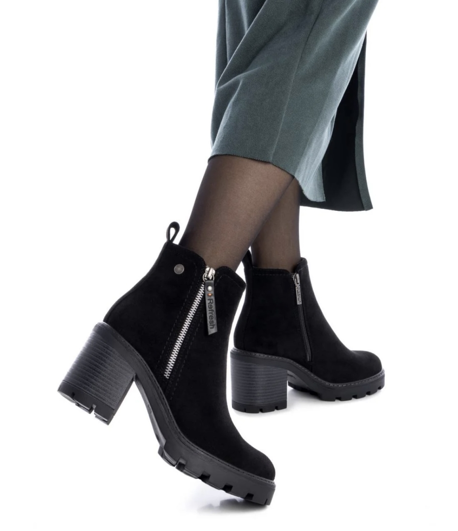 Bota corta con tacón en antelina negra 172125 de REFRESHOES. M-750