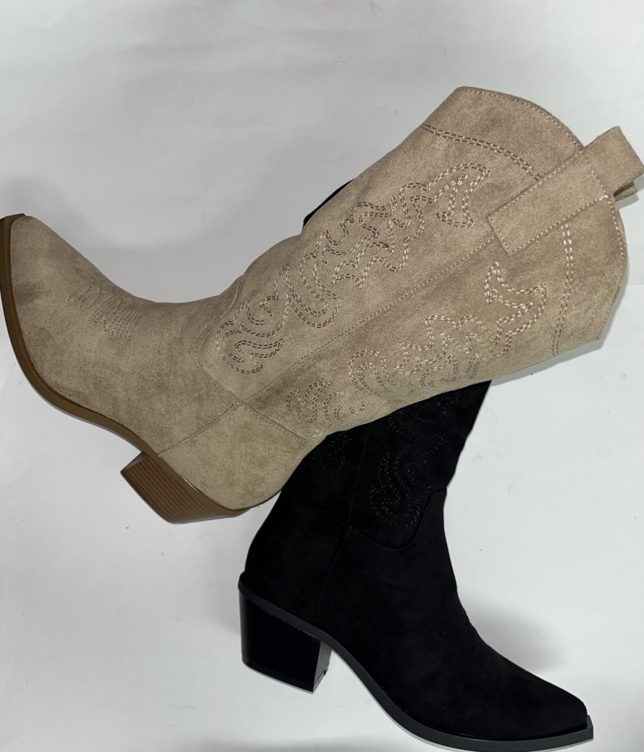 Bota campera para mujer en antelina negra. M-745