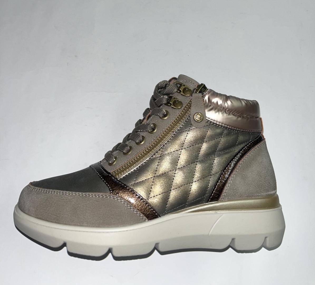 Botín deportivo para mujer con cordón y cremallera en beige 25M671 de MYSOFT. M-696