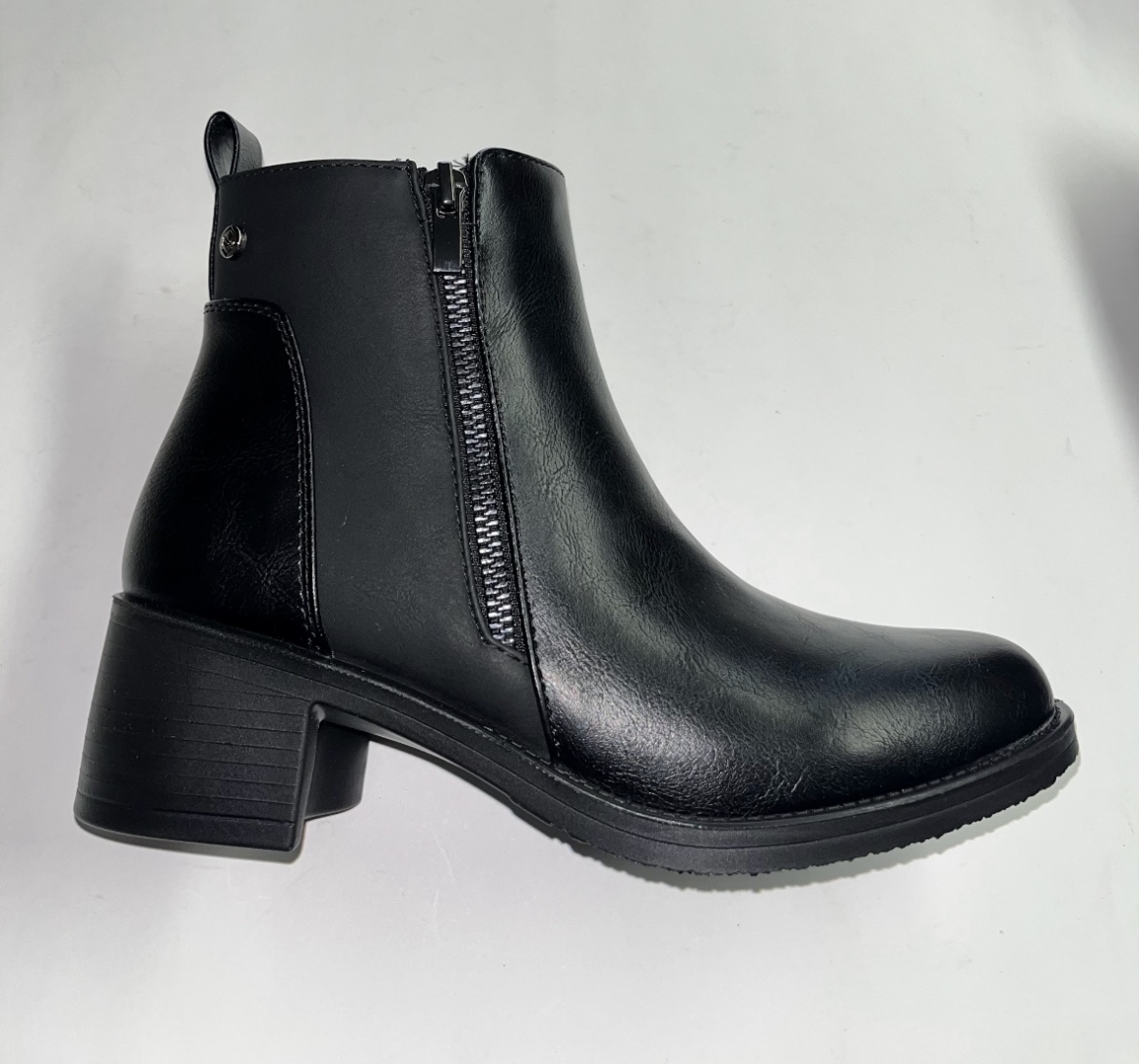 Botín con tacón bajo en negro 25M680 de MYSOFT. M-698