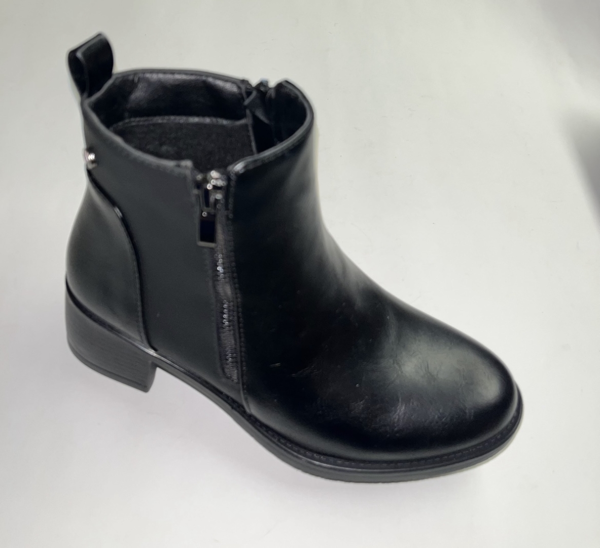 Botín con tacón bajo en negro 25M680 de MYSOFT. M-698