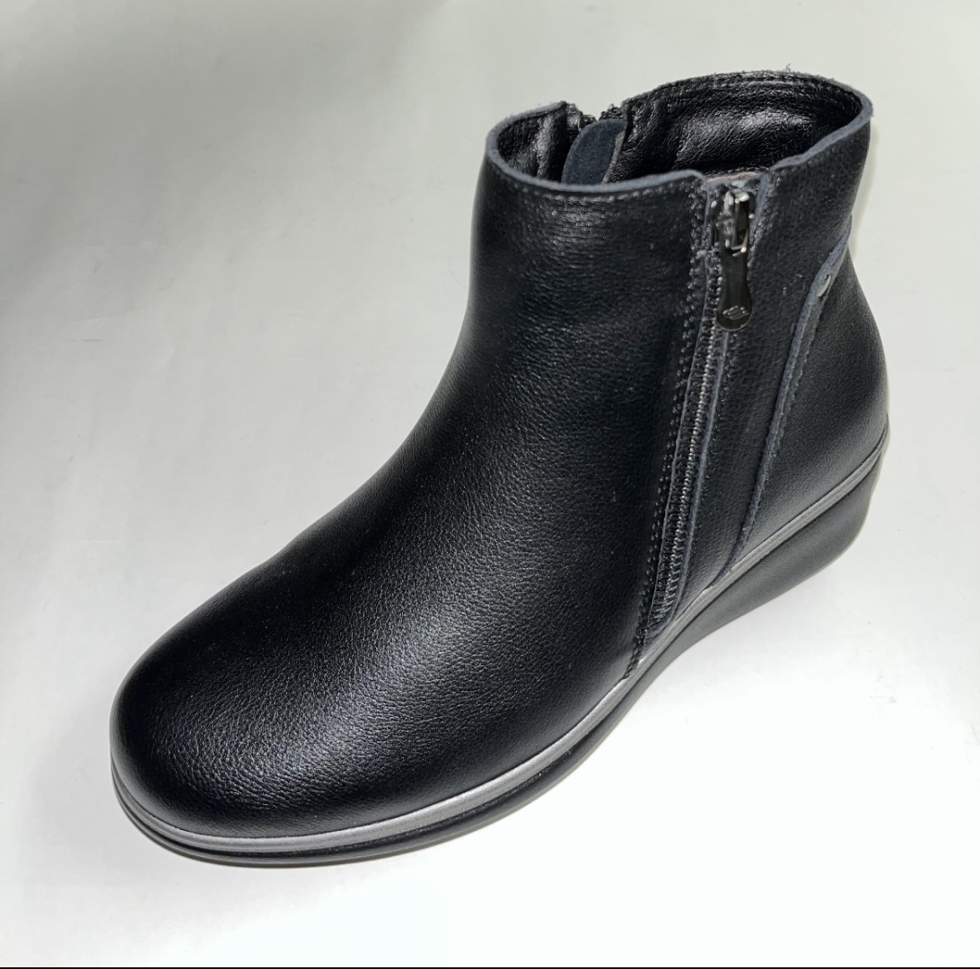 Botín confort en piel negra con cuña baja 2020 de FLEXPIES. M-678