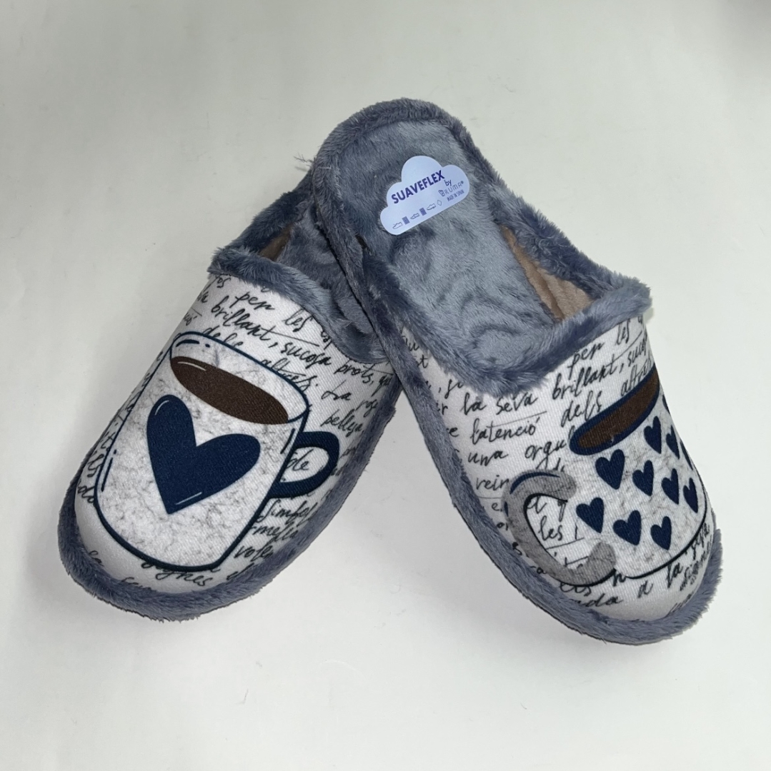 Zapatillas para mujer en terciopelo gris con dibujo de tazas de SUAVEFLEX. T-700