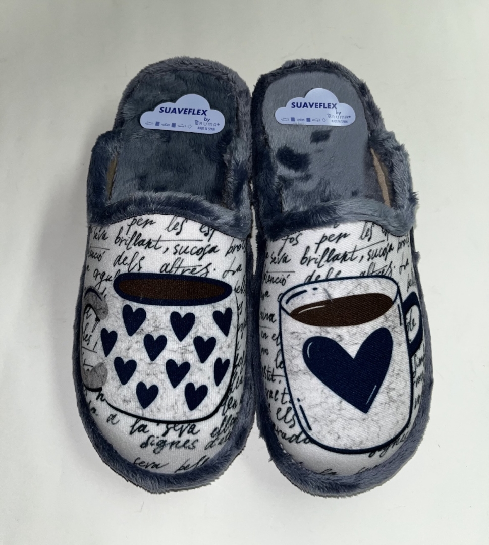 Zapatillas para mujer en terciopelo gris con dibujo de tazas de SUAVEFLEX. T-700
