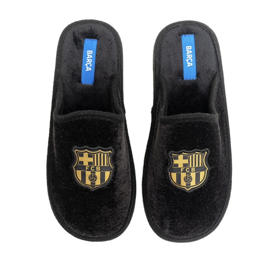 Zapatillas oficiales del Barça en negro con bordado del escudo en dorado de MARPEN. T-754