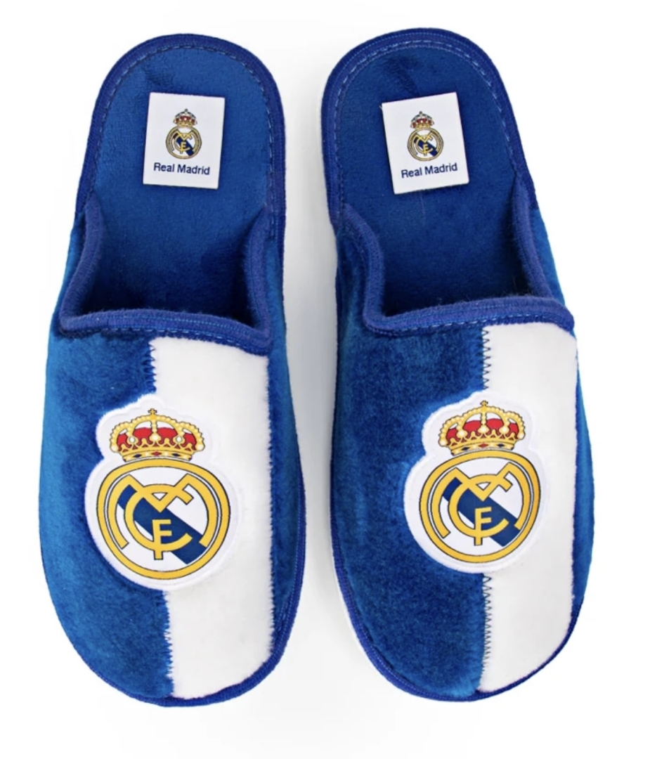 Zapatilla de casa oficial del REAL MADRID en con escudo bordado de MARPEN. T-755