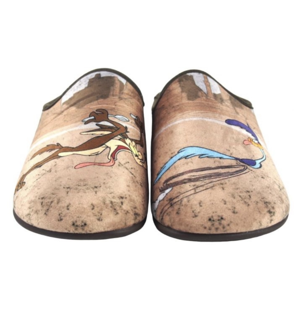 Zapatillas para hombre con los personajes CORRECAMINOS Y COYOTE de VULCA BICHA. T-693