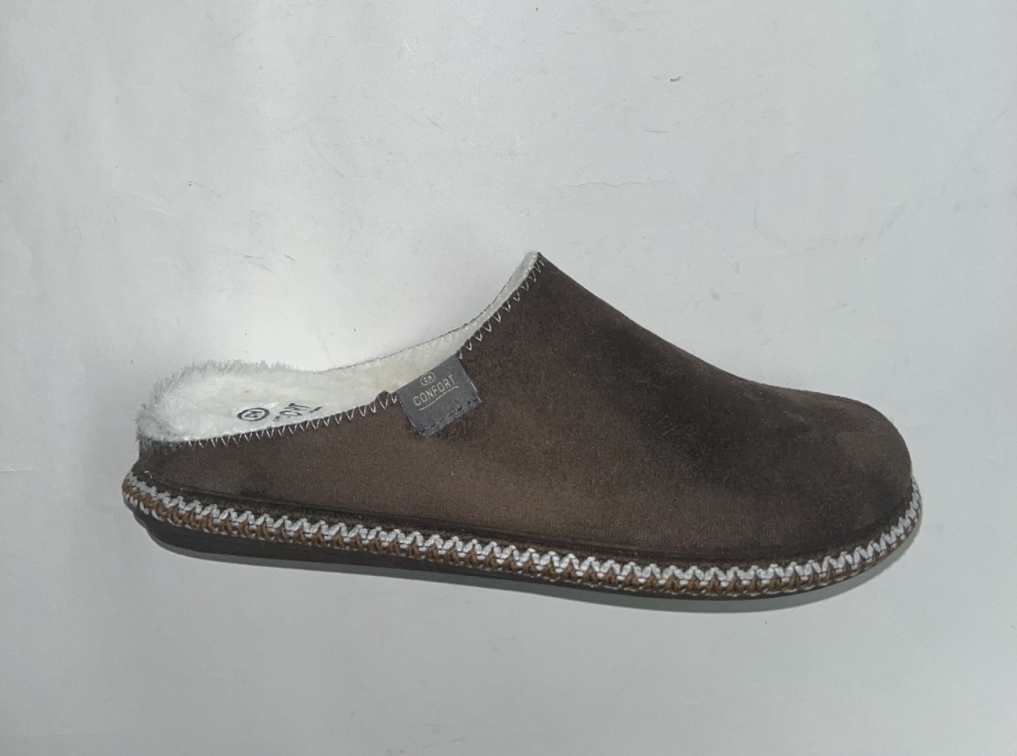 Zapatillas en antelina marrón para hombre fabricadas en España por CALZAMUR. T-741