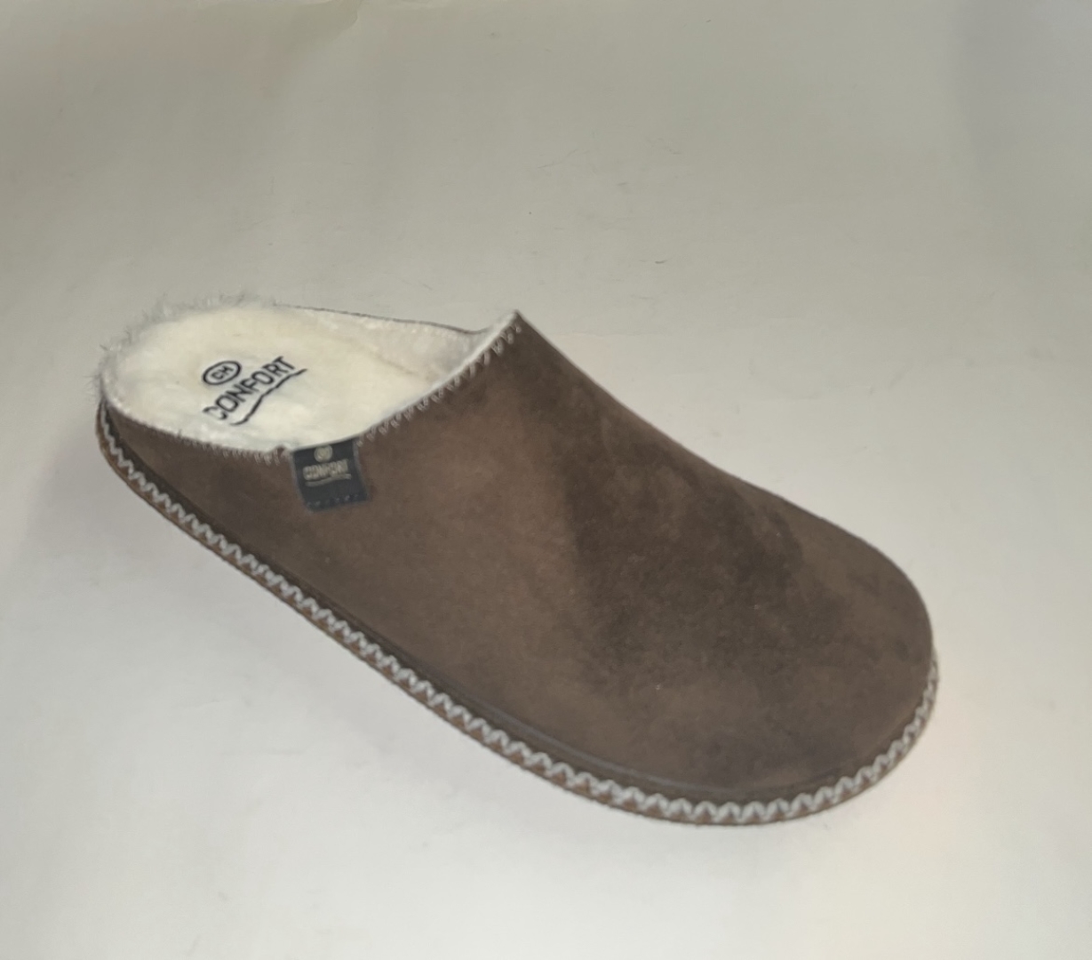 Zapatillas en antelina marrón para hombre fabricadas en España por CALZAMUR. T-741