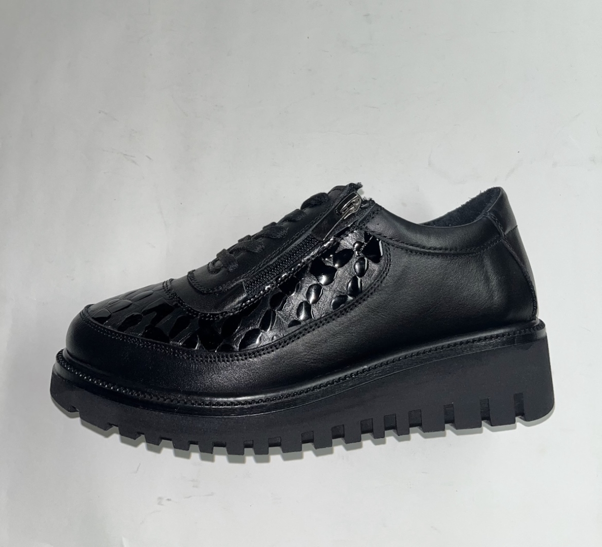Zapatos en piel negra de mujer con cordones y cremallera Artimisa de ERASESHOES. M-737